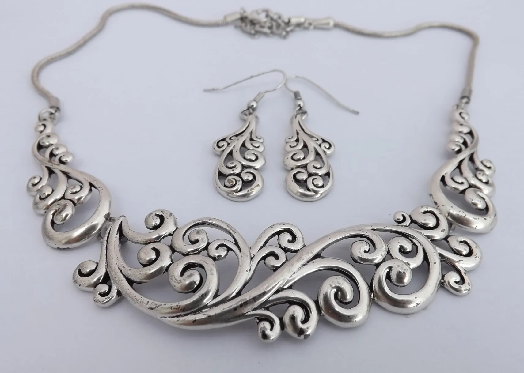 Twisting Korus Distressed Silver Tone Collar Necklace & Earrings Set